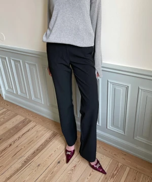 Djerf Avenue Day-to-day Pants Pinstripe - Kostymbyxor från Djerf Avenue. Pinstripe (svarta med små vita ränder, se bilder) Stl XXS , men fungerar bra på mig som är XS. Lösare i rumpa och lår men tightare i midjan. Använda ca 5 gånger och som nya i skick. Endast kemtvättad en gång. Nypris 1499sek 