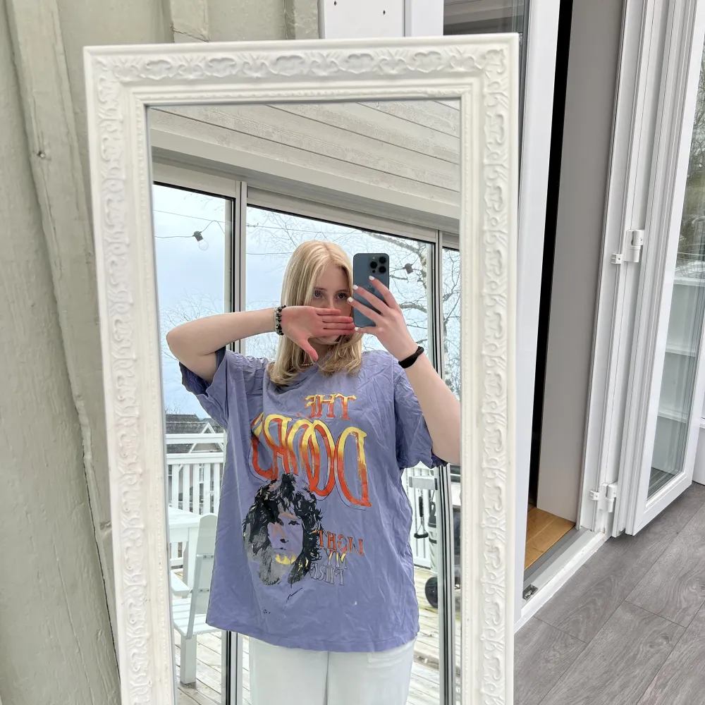 Skön lila T-shirt med the doors tryck:) đđđ Betala via Swish,kund stĂ„r för frakt:) Mötas: Linköping, Motala, Borensbergđ . T-paidat.