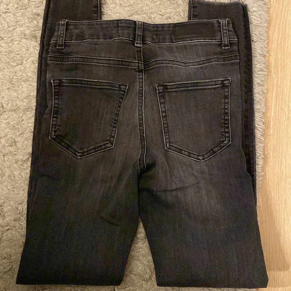 Bikbok jeans - Never Denim modell, skinny i storlek Xs Sitter bra i längden på mig som är 164, dem är även svart gråa och ska vara så dom är inte urtvättade . Jeans & Byxor.