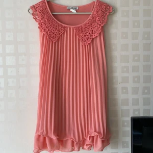Klänning/tunika XS - Vacker klänning/tunika i XS. Aprikosfärgad. Den är inte lång nog för att kanske kallas klänning men kan funka med tights under! Om man är ca 160cm lång 😅 annars tunika