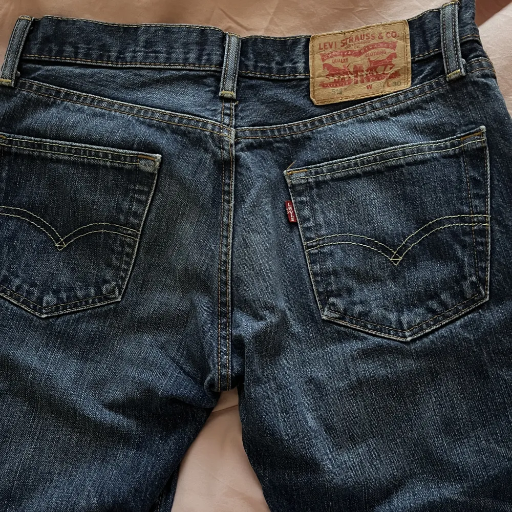 Säljer nu jeans från Levis som tyvärr inte passar mig då de är lite för stora för mig. Dessa jeans är lågmidjade som jag köpte när jag var i USA. Jeansen är vintage och går nt att hitta någonstans längre! . Jeans & Byxor.