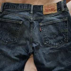 Säljer nu jeans från Levis som tyvärr inte passar mig då de är lite för stora för mig. Dessa jeans är lågmidjade som jag köpte när jag var i USA. Jeansen är vintage och går nt att hitta någonstans längre! 