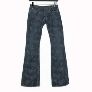 Skitnsygga jeans i modellen bootcut från Versace Jeans Couture. Säljes på grund av för att dem är för små för mig.  Köparen står för frakt. Hör av dig om du har fler frågor.