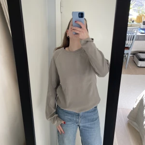 Sweatshirt Arket - Grå sweatshirt från Arket. Nyskick.