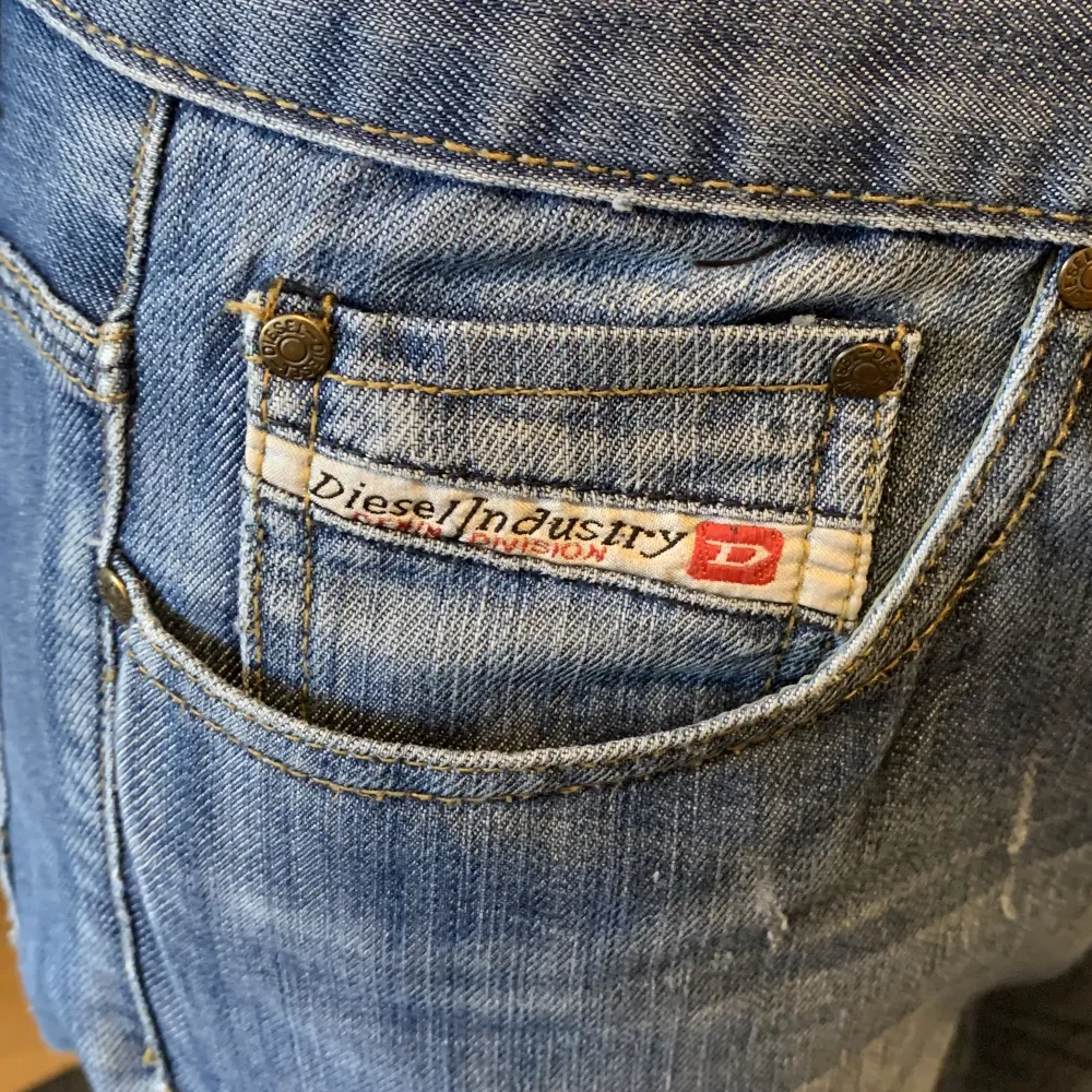 Min syrra säljer dessa Diesel jeans som hon köpte på Plick men som tyvärr var för stora (hon är 174 cm). De har lite fläckar och slitningar längst ner (se bild tre). Köparen står för frakten. 😊💕. Jeans & Byxor.