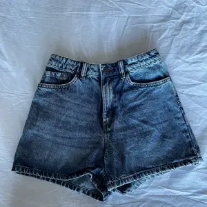 Säljer mina jättefina mid waisted jeansshorts från Lindex i storlek 158 men passar mig som vanligtvis har Xs-S. Shortsen är i snyskick och jag säljer dem då de tyvärr inte kommer till användning💕🫶🏼