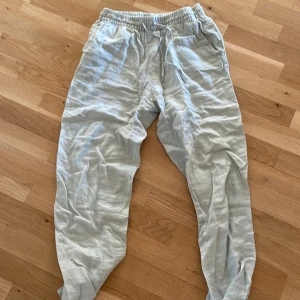 Linnebyxor - Linnebyxor från Hm. Ljusa med lite grön ton😊har en liten svart fläck. Som säkert går bort vid något försök och noppriga på ett ställe  på baksidan. 