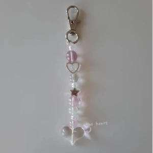 Pink heart glass keychain!  - Dm för att köpa eller klicka på köp nu knappen! 