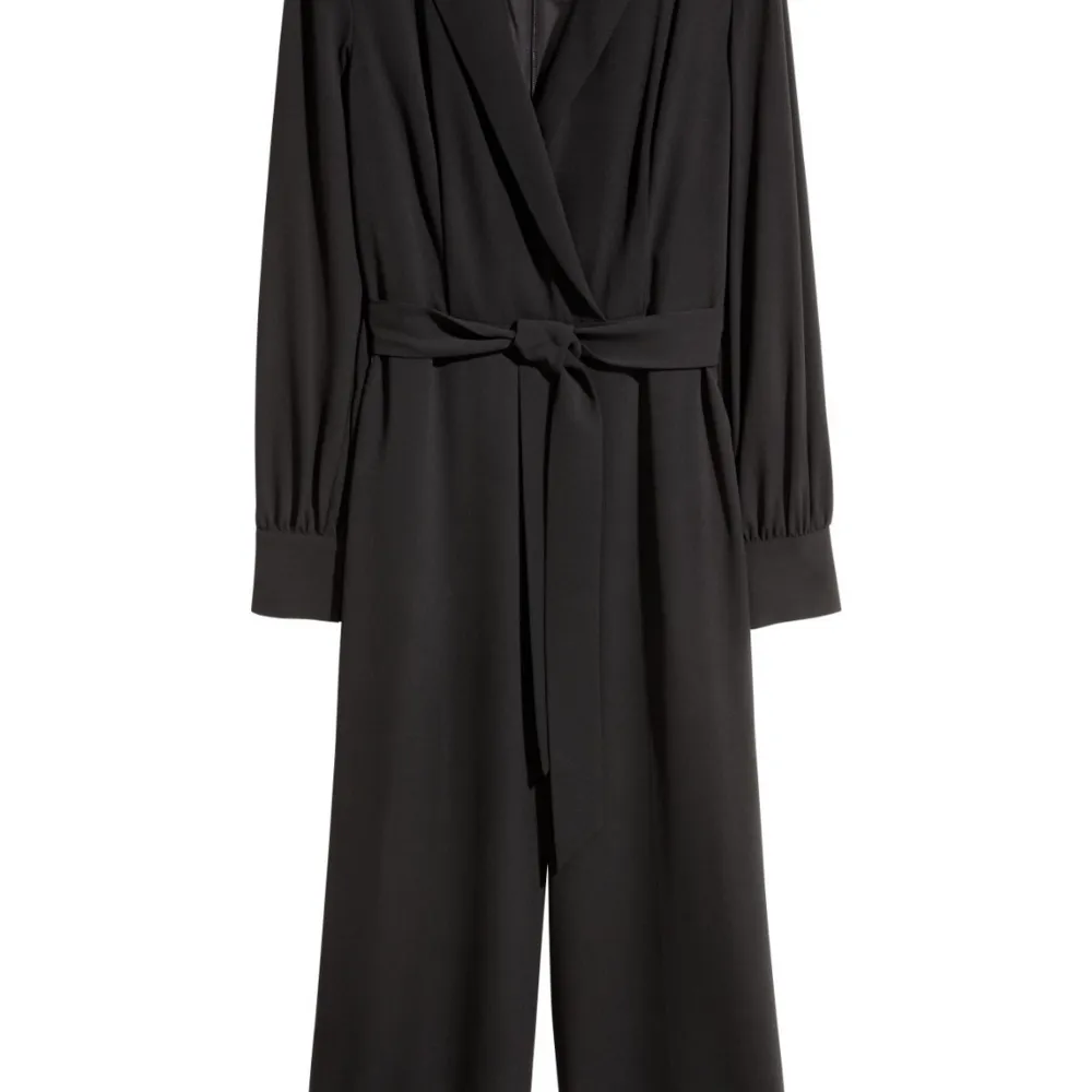 Ankellång jumpsuit med knytskärp från H&M. Ord pris 499 kr. Aldrig använd med etikett kvar. Klänningar.