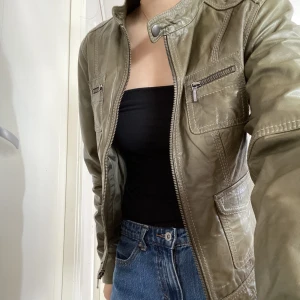 Vårjacka - Jättefin vårjacka i läder. Väldigt varsamt använd! Skriv om ni önskar fler bilder. Säljer för 200 + frakt☀️