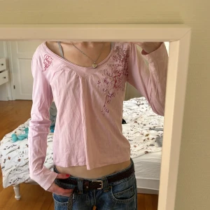 Y2k långärmad  - Asgullig y2k långärmad med söt rosa💞skriv innan ni köper gärna:)