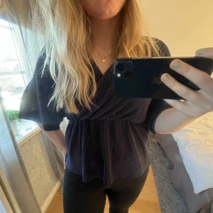 blå blus  - köpt från plick men gillade inte riktigt passformen så säljer vidare, väldigt fin!!