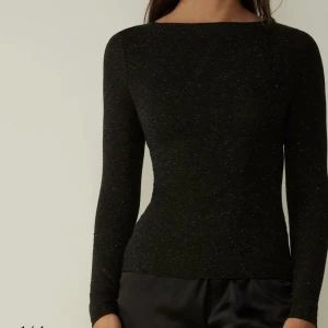 Intimissmitröja - Säljer min svart-glittriga intimissmitröja som är slutsåld på hemsidan. Endast använd en gång och då jag inte får användning av den säljer jag🥰nypris 449kr❤️