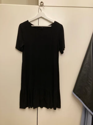 Svart klänning  - En svart klänning i väldigt bra skick. Storlek M.