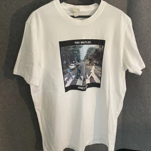 Beatles, Abbey road t-shirt - säljer denna beatles tröjan! Den i nyskick, nästan oanvänd!!! Storlek L - passar M!! inköpt från h&m