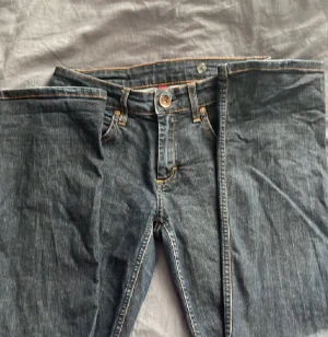 Lågmidjade bootcut jeans - Låg midjade bootcut jeans strl 28 midjemåttet är 36 cm rakt över från Gina jeans. 