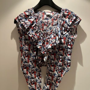 Somrig topp - Söt mönstrad topp men knytning fram 