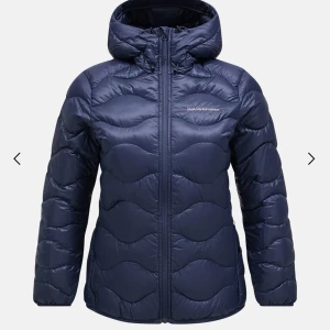 Peak jacka  - Säljer min peak jacka för den har blivit förliten och har även en till har även hål i fickorna men de går o sy ihop