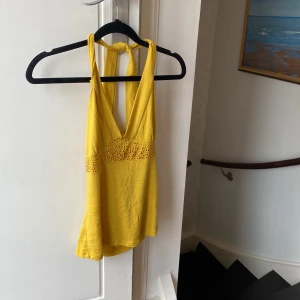 Topp - Halterneck topp med pärlor. 