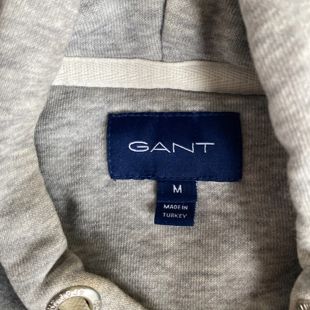 Hej säljer denna Gant tröja då jag inte använder den längre. Den är i storlek M och är i väldigt bra skick. Hoodies.