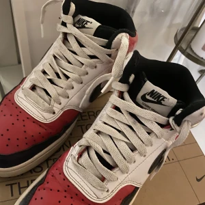 Nike skor -  säljer mina Röda Nike  som inte kommer till nån användning. haft i somras sick är okej boxen kommer med vid köp, skriv om du har frågor! 🙌🏼 
