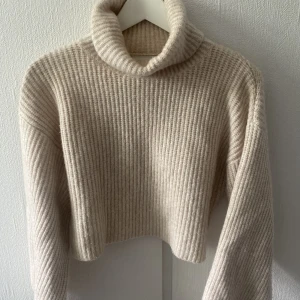 Stickad tröja - Stickad tröja från Monki, bara använd några gånger! Sitter som strl S