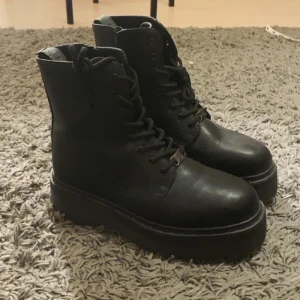 Helt oanvända boots🖤 - Oanvända boots jag fick av min mamma man ej använt pga att det inte är min stil. Orginal priset ligger på 800kr/ pris går o diskutera❤️