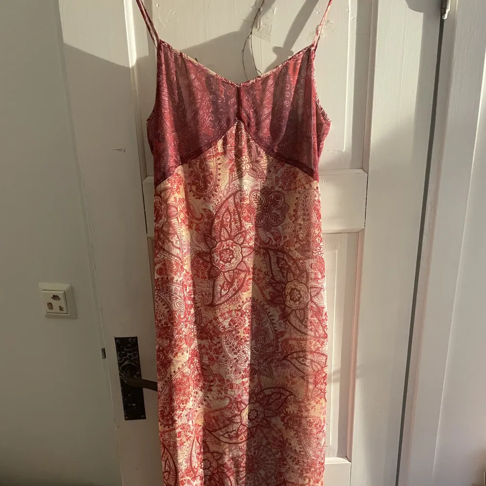 Så fin långklänning som även kan användas som långkjol, passar perfekt nu till sensommaren med en stickad tröja över💗💗 Klänningen är i jättefint skick och har en dragkedja på sidan som gör att den sitter så fint på💓💓. Mekot.