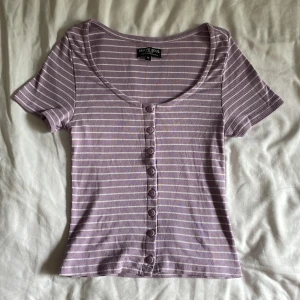 Söt topp med knappar - Topp från Brave soul London i stl M.