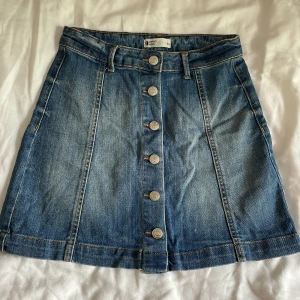 Jeanskjol med knappar  - Jeanskjol från Gina tricot i stl 34.