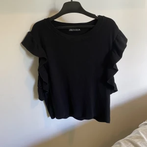 Zara topp - Fin volang topp från Zara, säljer då den är för stor för mig 💗 storlek xl men skulle säga att den passar m-xl. Skriv privat för frågor