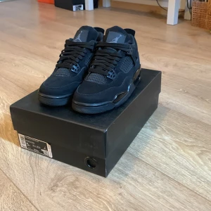 Jordan 4 “Black Cat” 35.5 - Storlek 35.5. Fick som present från släkt i USA men säljer pga fel storlek.