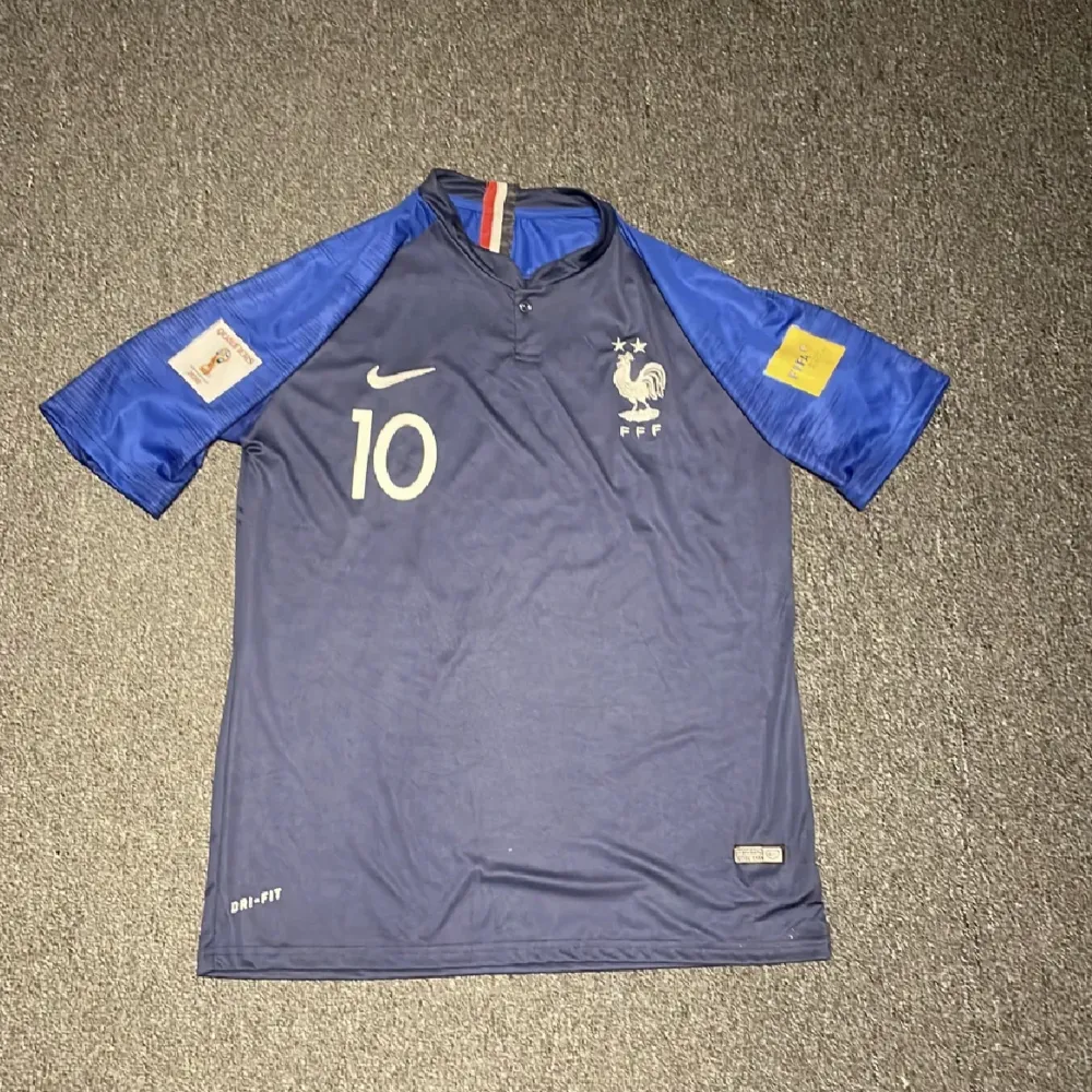 Säljer denna Frankrike tröja då den har aldrig används och är stor i storleken. Tröjan användes år 2018 då Frankrike vann vm och Mbappe på ryggen nummer 10 då han var tuneringens yngsta spelare. Passar xl och även xxl . T-shirts.