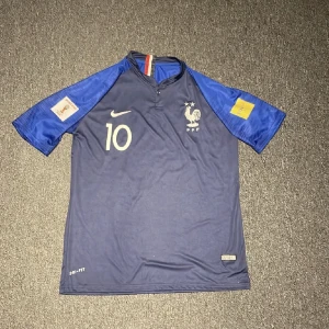 Frankrike tröja  - Säljer denna Frankrike tröja då den har aldrig används och är stor i storleken. Tröjan användes år 2018 då Frankrike vann vm och Mbappe på ryggen nummer 10 då han var tuneringens yngsta spelare. Passar xl och även xxl 