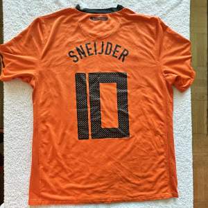 Nederländernas hemmatröja från VM 2010 där de kom hela vägen till finalen, med den möjligtvis bästa spelaren i hela världen under 2010 på ryggen Wesley Sneijder.  Storlek: M Skick: 8/10