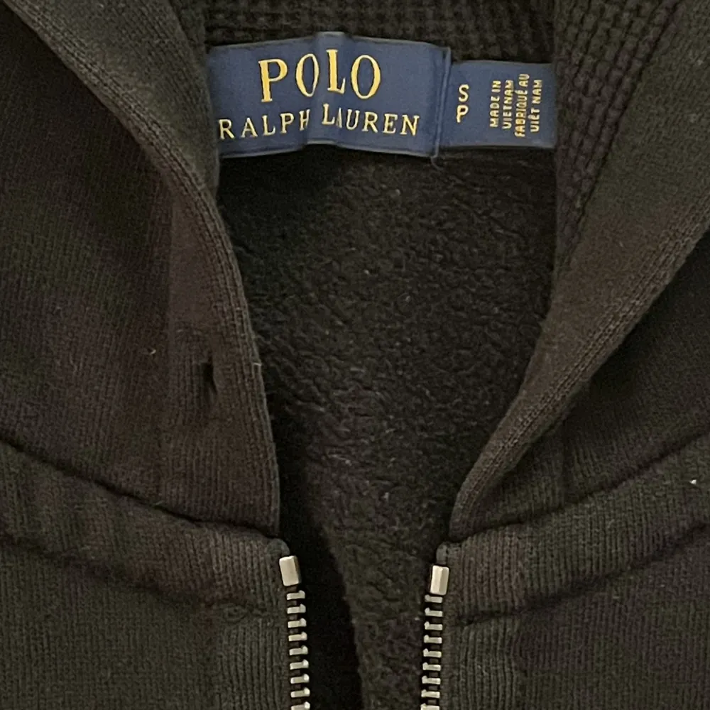 Snygg zip hoodie från Ralph Lauren! Den är i fint skick och välskött. Storlek S men skulle säga att den passar en medium. . Hoodies.