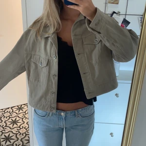 Grön jeansjacka  - Grön jeansjacka ifrån Uniqlo. Perfekt till sensommaren och hösten. Skriv för fler bilder ☺️