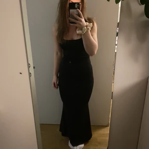 Maxiklänning - Jag säljer en helt oanvänd maxiklänning från Zoemoore i strl xs. Helt perfekt till sommaren, lätt mot kroppen och har ett stretchigt och skönt material. Jag är 163 cm och klänningen går hela vägen ner till marken + lite till. Hör av dig vid frågor!❤️