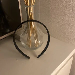 Hårband från glitter  - Ett svart hårband från glitter 