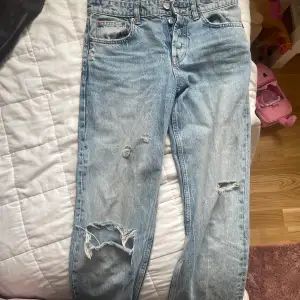 Säljer dessa zara jeans eftersom de blivit för små för mig 