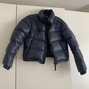Vinterjacka mörkblå  - Fin vinterjacka, bra skick, använd en vinter är som ny. Köpte för 1300kr säljer för 750kr