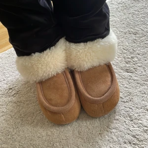 Tofflor - Fina, knappt använda fårskinnstofflor. Stl 35. Perfekt till hösten. 