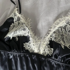 Pyjamas  - Säljer denna jättefina mörkblåa pyjamasen då den inte passar mig och aldrig kommit till användning🤍 Den är i helt nyskick och har inga defekter alls!🙌🏼 Tveka inte att höra av er vid frågor eller fler bilder🙏🏼 Skicka gärna prisförslag!