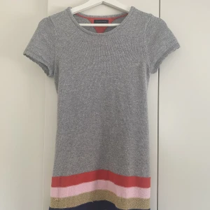 Klänning  - Säljer en Tommy Hilfiger klänning. Är i storlek 14 men jag skulle säga att den passar XS/S/M beroende på hur man vill att den ska sitta. Den slutar litte efter rumpan och man kan knyta den där bak. Knappast använda och köpt för 500 kr säljer för 400!💕