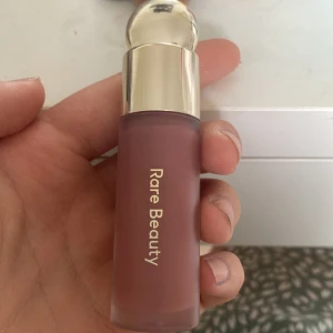 Rare beauty - Rare beauty krämblush i färgen Encourage som är använd en gång för att se hur den såg ut på huden beställd från SEPHORA för 389kr ❤️❤️