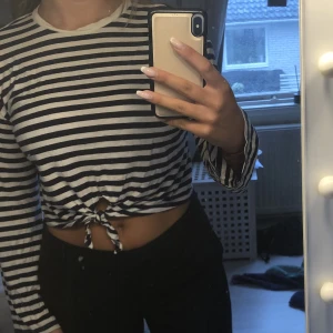 Tröja - Mörkblå och vitrandig tröja från hm!💙🤍 Kom privat för mer info! Köpare står för frakt!