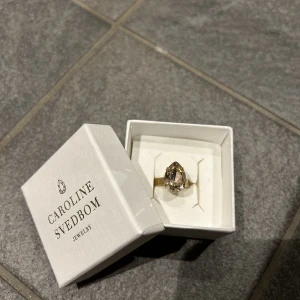 Caroline svedbom ring  - Jätte söt ring från Caroline svedbom i färgen vintage rose🥰färgen skiftar beroende på ljus. Ringen går att justera storlek på, så den passar alla!