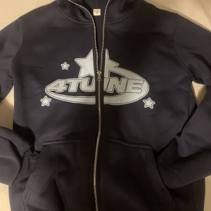 4 Tune Hoddie  - Mörk blå Tjocktröja, zip upp Hoddie, inte använd nyligen köpt, passade inte mig och kunde inte returnera 