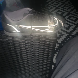 Nike fotbollskor - Köpt för 630kr och köptes i vintras och använder inte de längre eftersom jag slutat med fotboll 
