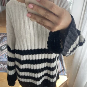 Stickad tröja - Härlig stickad tröja ifrån H&M i storlek xs! Jättefin att ha till kjol eller över bikinin 👏🏻 250kr plus frakt 💗